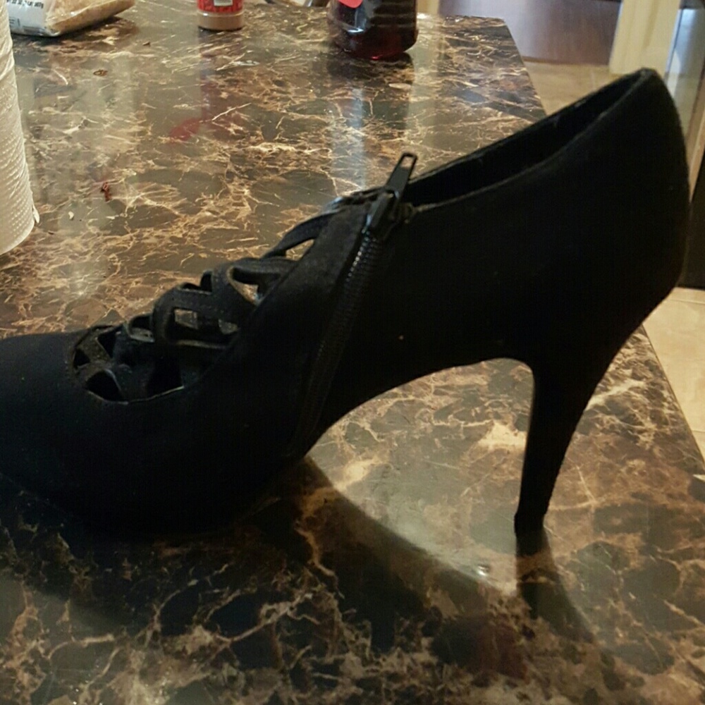 Shoes never worn - Picture 2 of 3