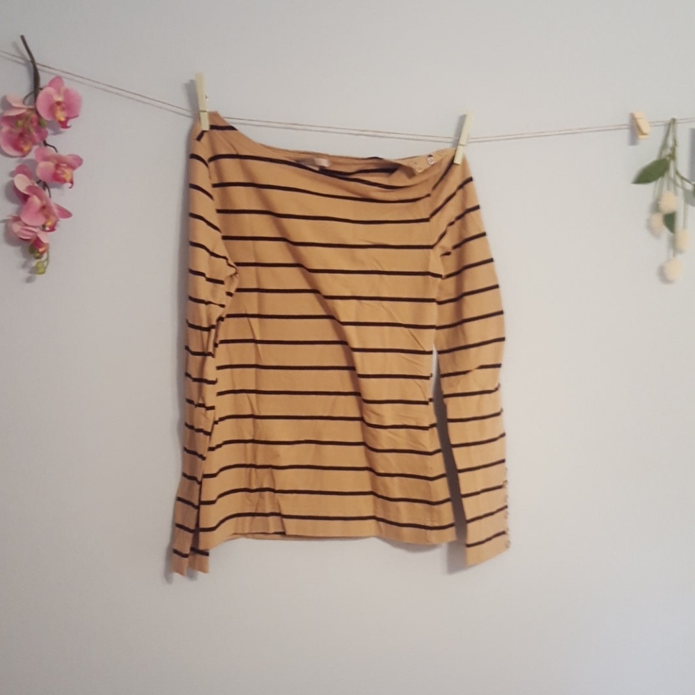 Button detail on sleeve and left shoulder.
