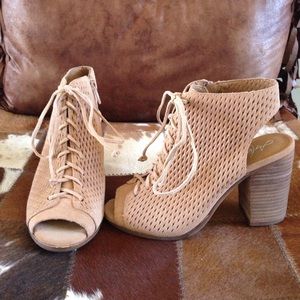 NWT Arturo Chiang peep toe, chunky heel sandal.