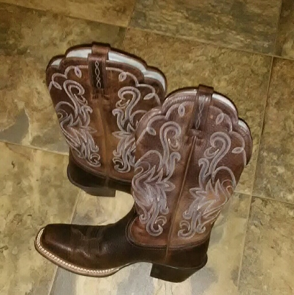 Ariat Shoes - Ariat leather cowgirl/cowboy boots 15825