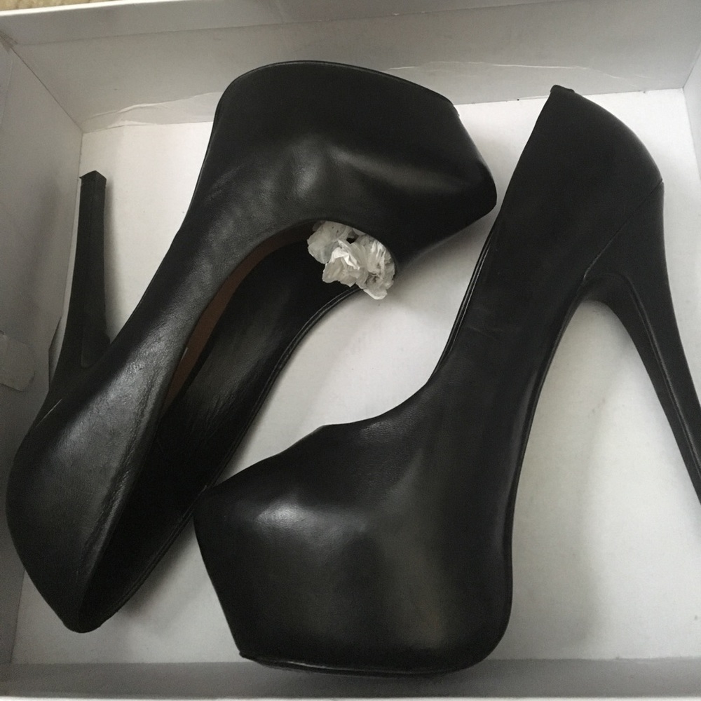 Steve Madden Black Leather Dejavu stilettos 💥$20 HOLIDAY SALE💥