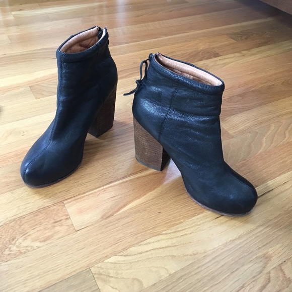 lustful bootie jeffrey campbell