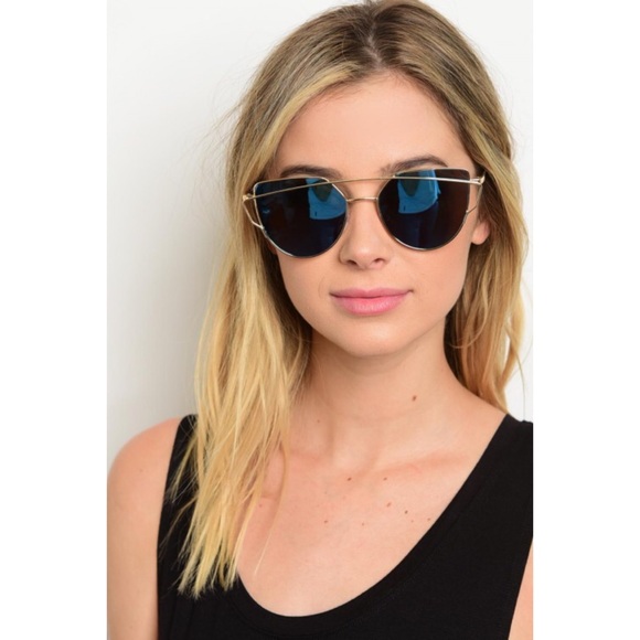 ❗️SALE❗️Cat Eye Mirrored Sunglasses - Picture 3 of 3