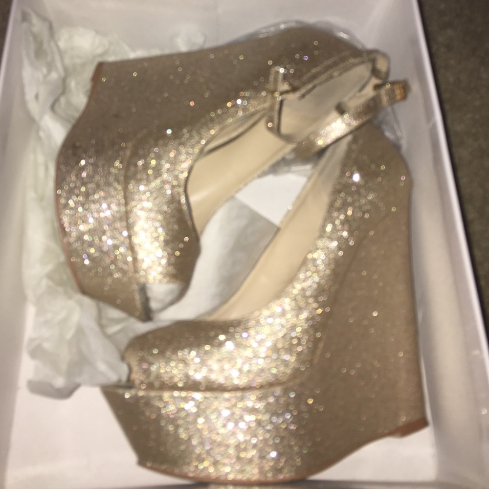 Steve Madden Gold Glitter Wedged shoes 💥HOLIDAY SALE💥
