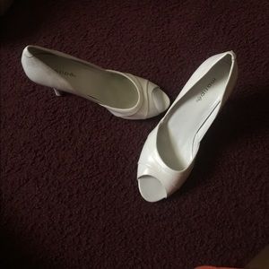 A pair of white heels!😍👠