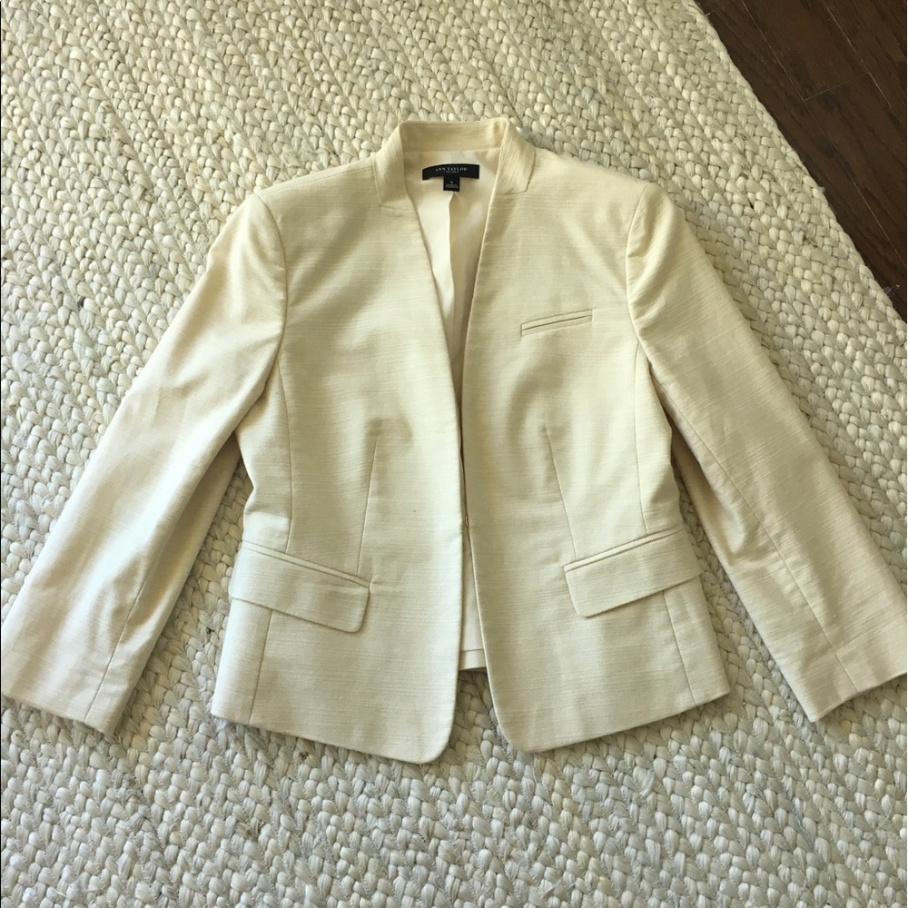 Cute off-white Ann Taylor blazer. Size 4.