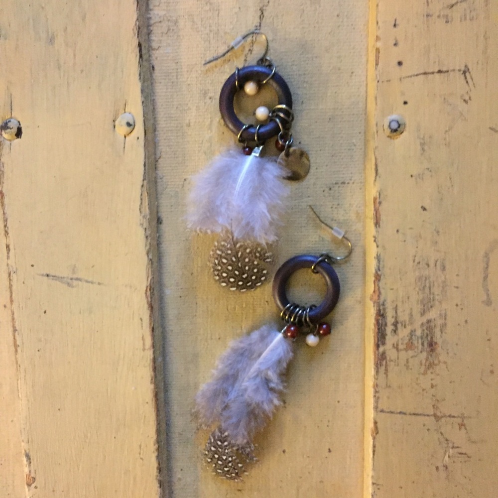 Nwot Boho Style Festiv Feather Statement Earrings - image 1