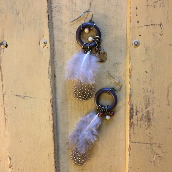 NWOT BOHO STYLE FESTIV FEATHER STATEMENT EARRINGS - Picture 1 of 2