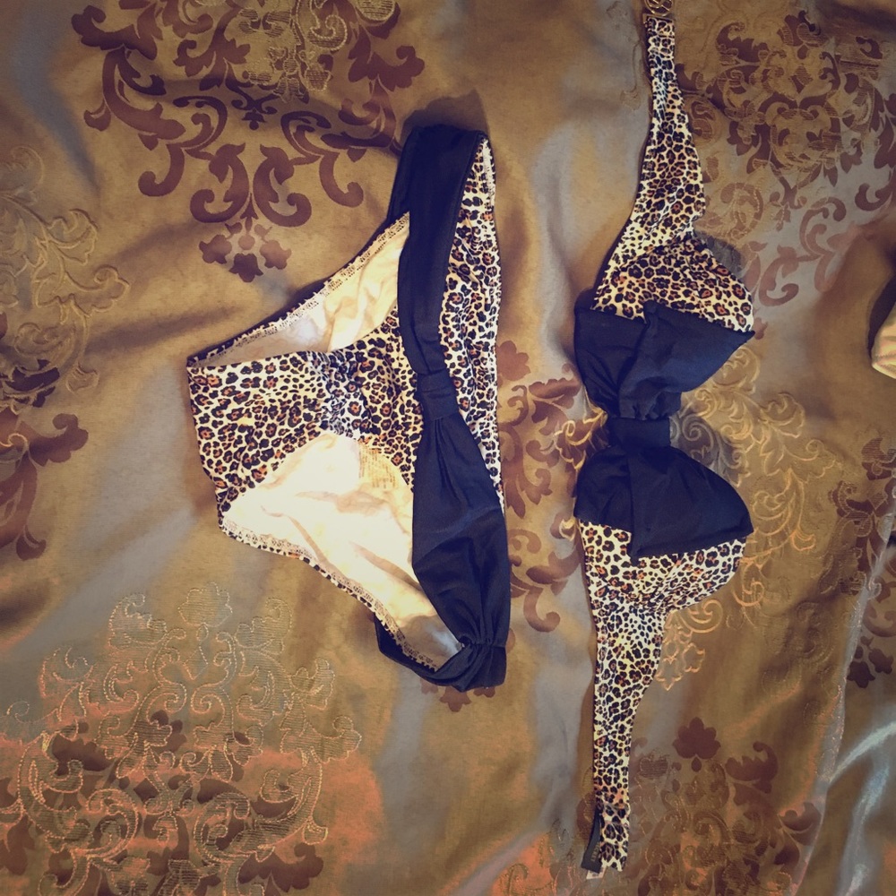 VS- swimwear-top used once-bottom never used 🌸