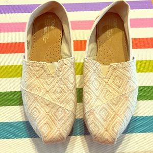 Toms classic shoes in beige geometric design