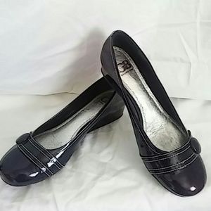 Gianni Bini shiny navy blue round toe flats