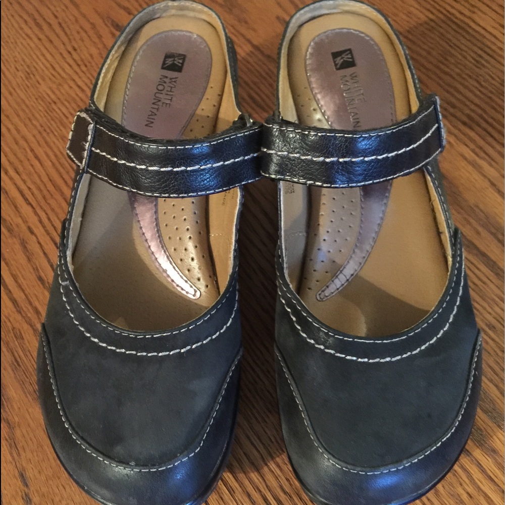 White Mountain black leather and suede shoe