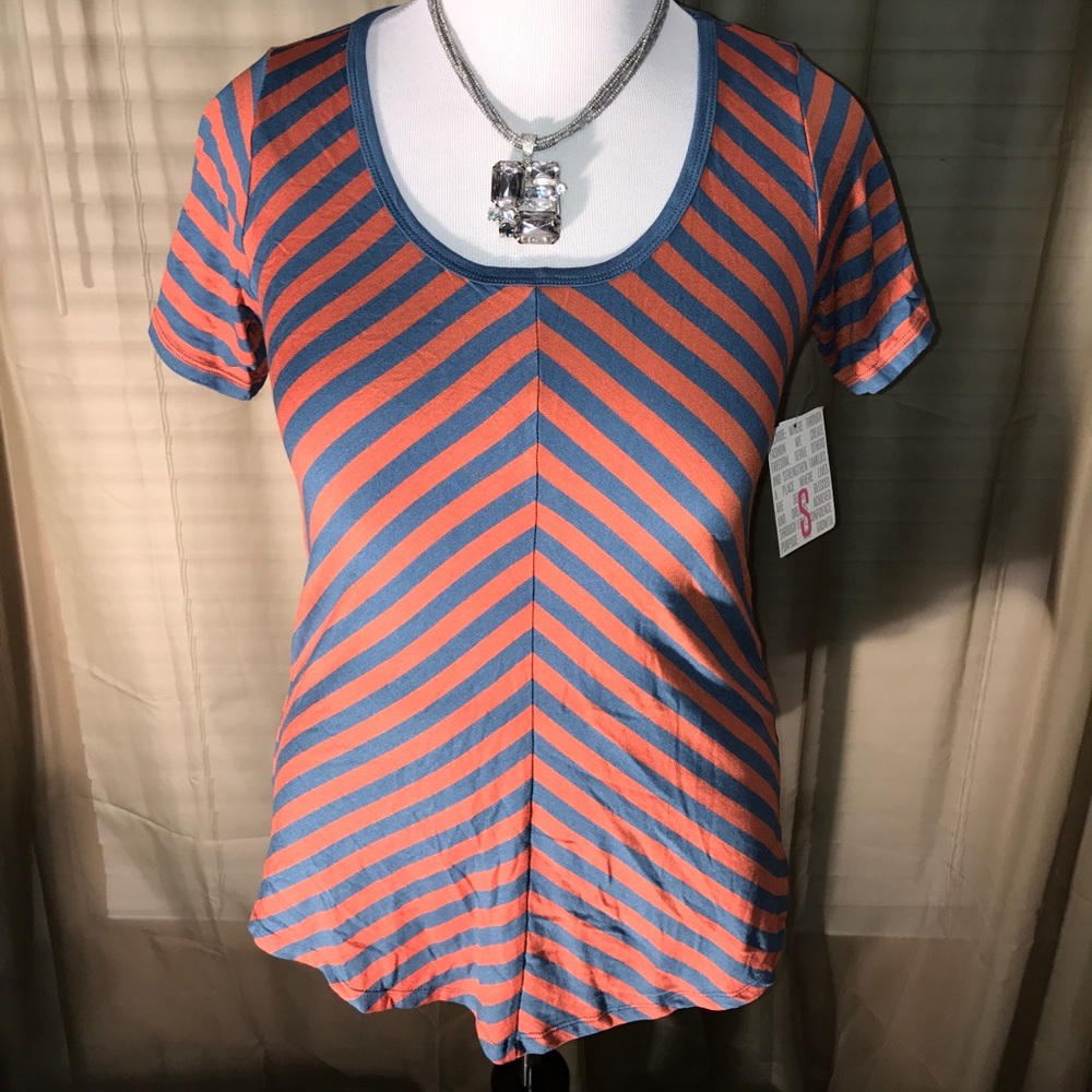 BNWT Lularoe Classic Tee