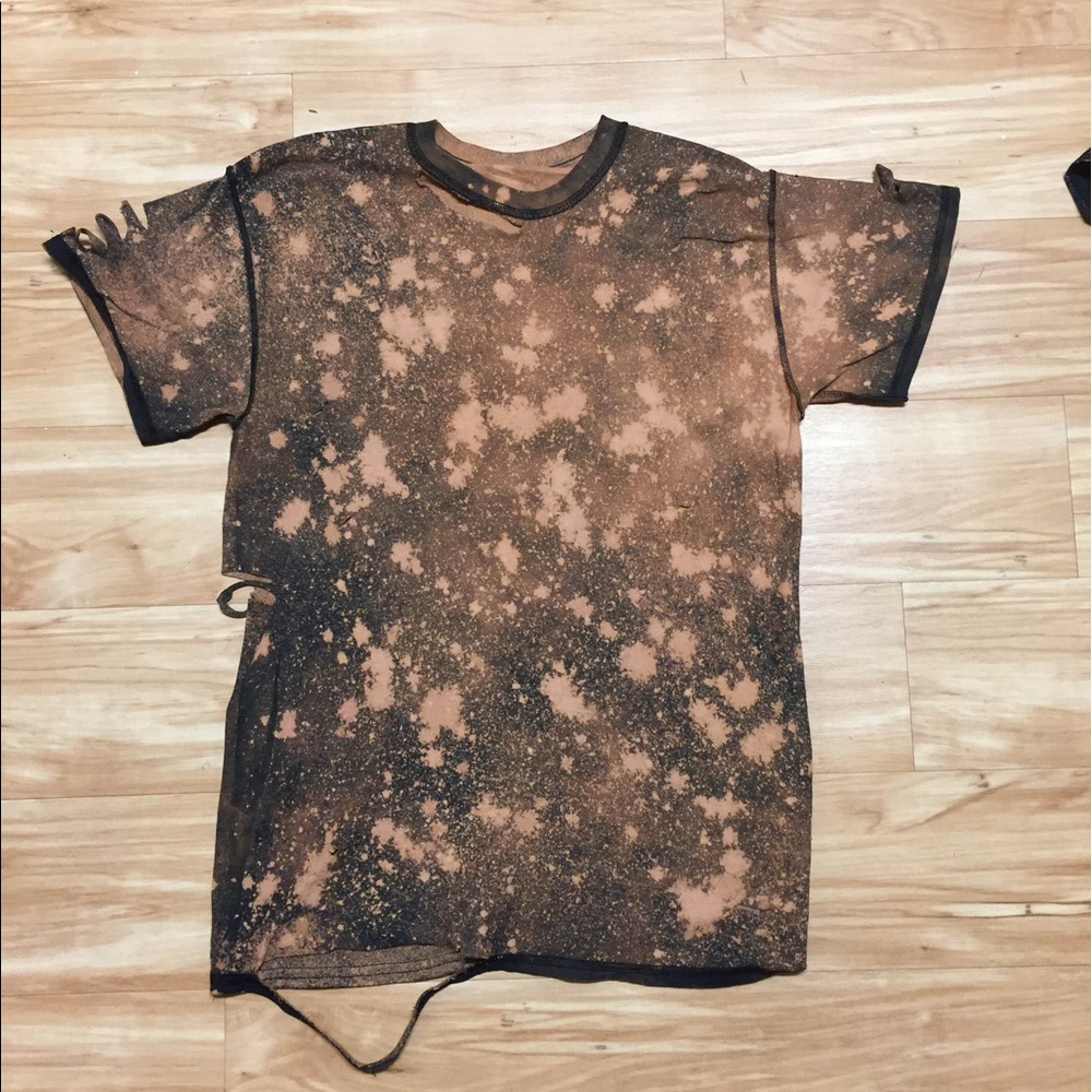 💯✂️Making Distressed, bleached and paint shirts .