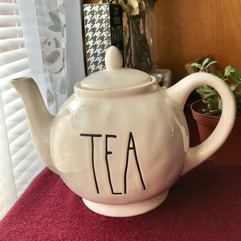 RARE✨RAE DUNN TEA POT