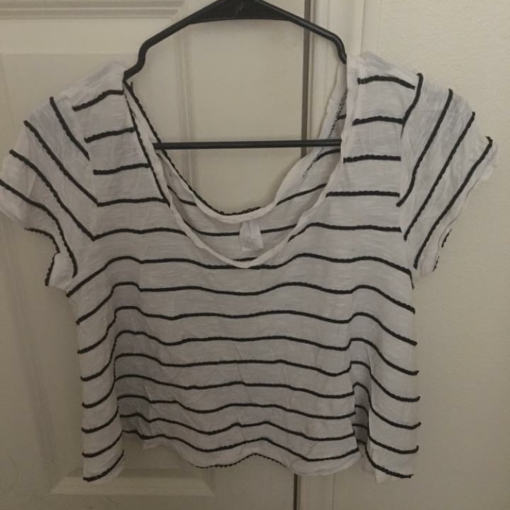 B&W stripe crop