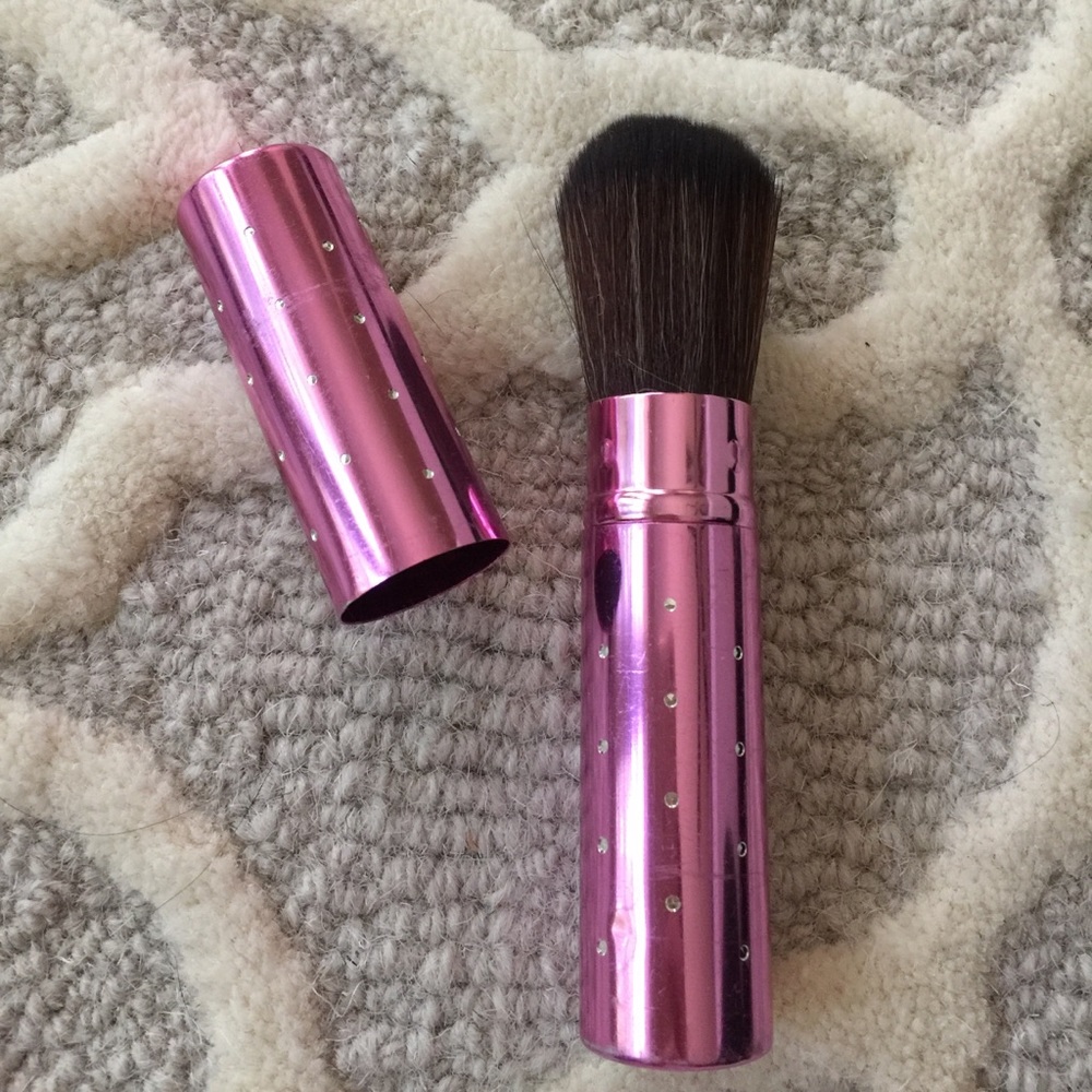 ----------SOLD------Portable powder brush.