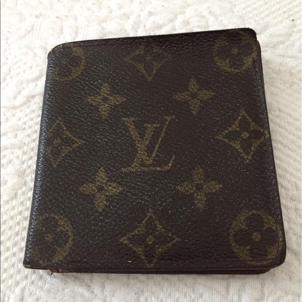 AUTHENTIC LOUIS VUITTON MENS WALLET. CODE: ca0015