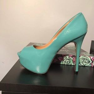 Taylor Says Heels, Size 9