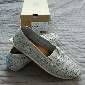 Tom's- classic silver crochet metallic