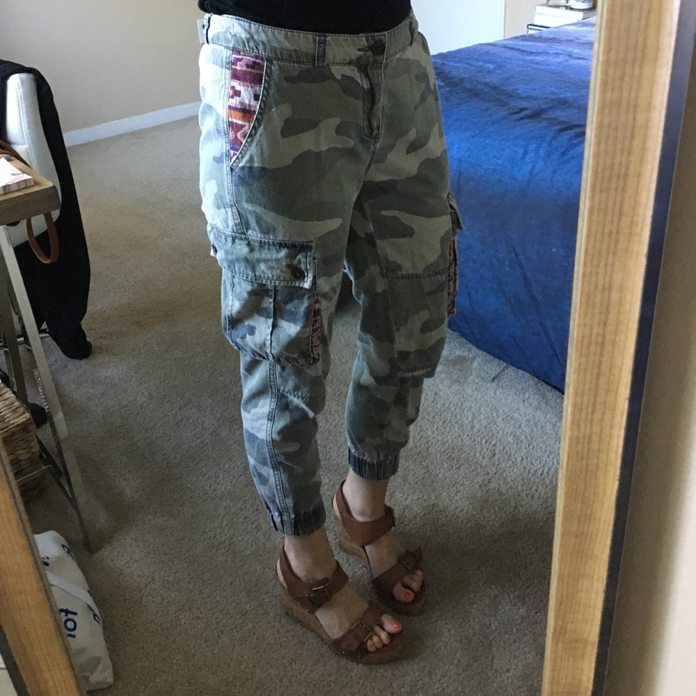 Camo cropped pants with geometric pocket details