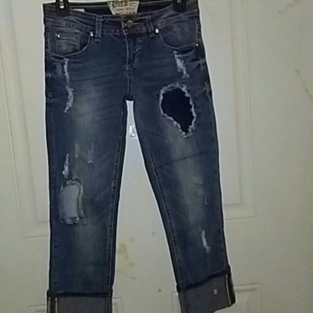BNWT Hot Kiss destruction denim capris-Macys