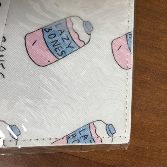 LAST ONE ✨Lazy Bones Passport Cover - Picture 2 of 3