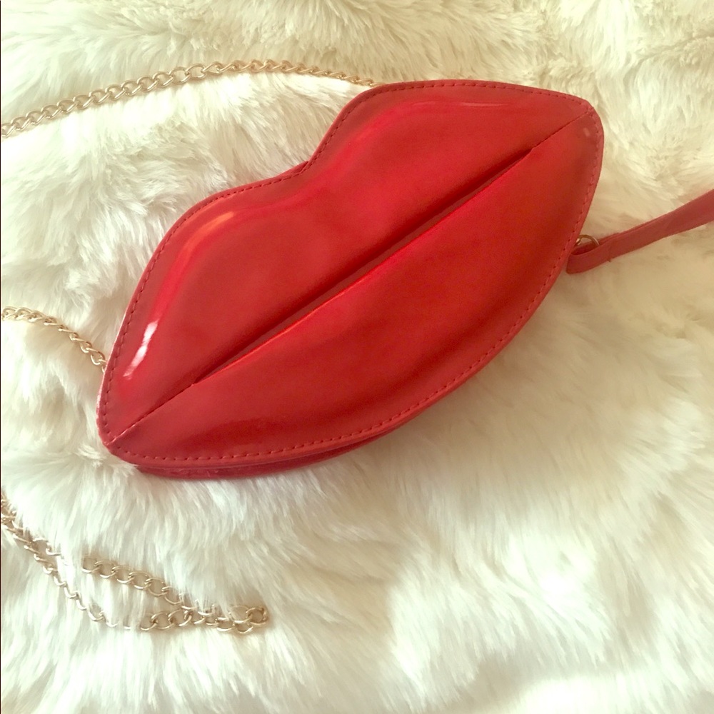 Lips purse