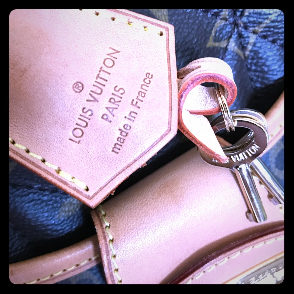 ON HOLD !!! Authentic LV Keys and hang tag