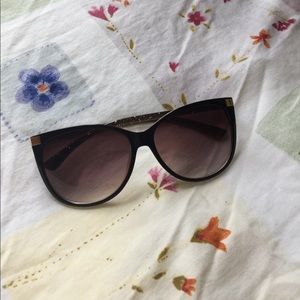 O by Oscar de la Renta sunglasses
