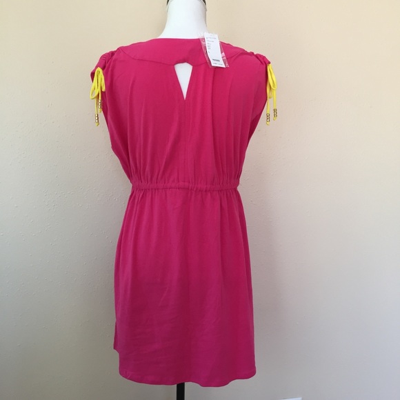 Robe BEBE Rose – Taille M, Sans Manches, En Spandex, Neuve Avec étiquettes