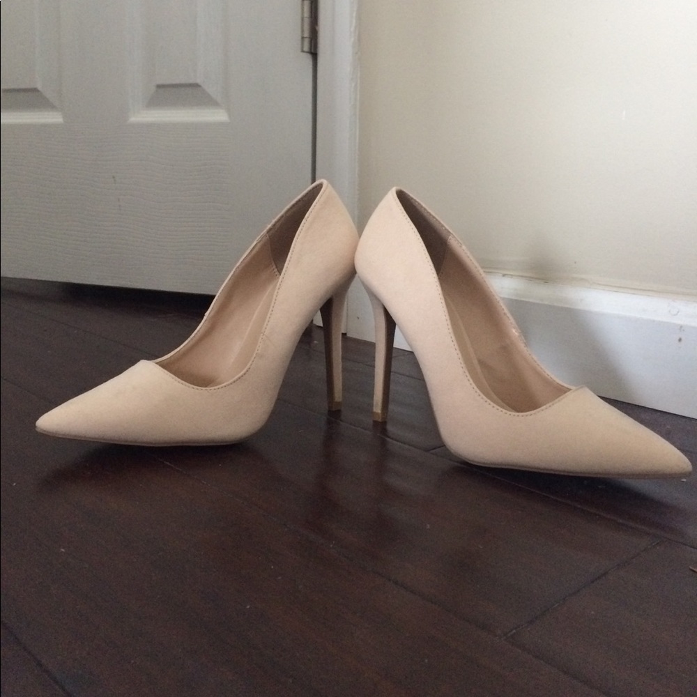 Stiletto pumps. Cream color.