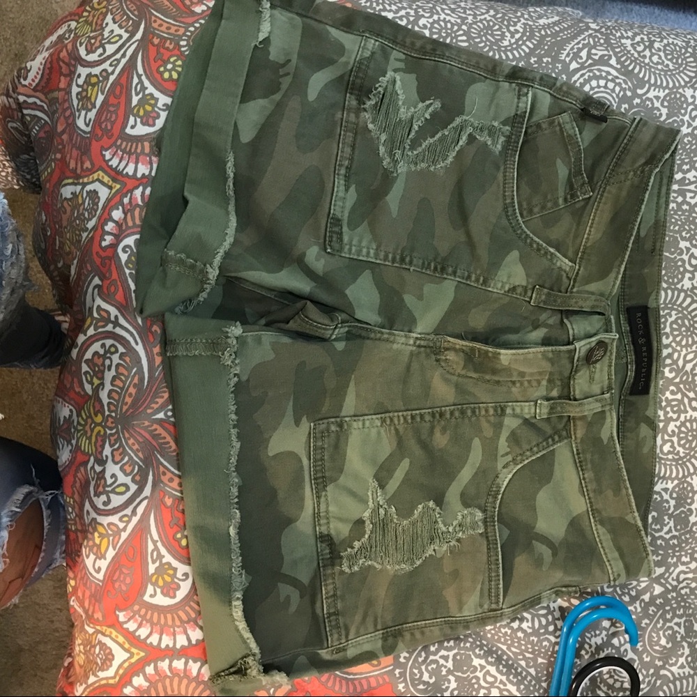Camo Rock & Republic Shorts Distressed