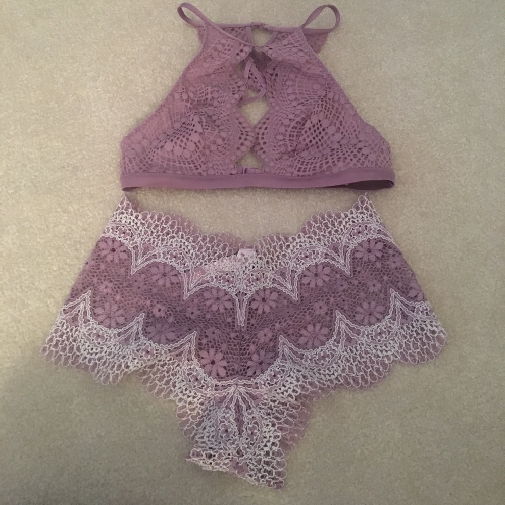 NWT: Victoria Secret key hole high neck  bralette
