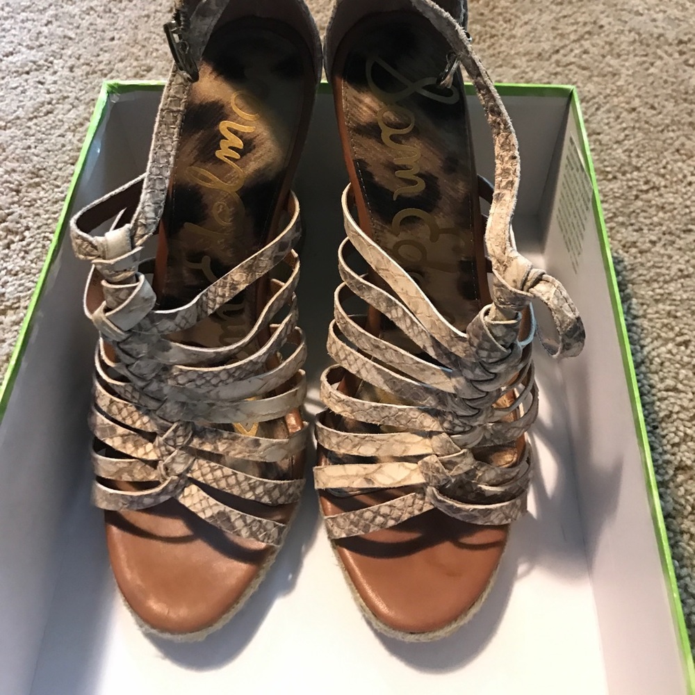 Snake skin pattern suede wedge