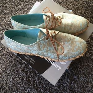 Tory Burch Mint and Gold Damask shoes , size 10