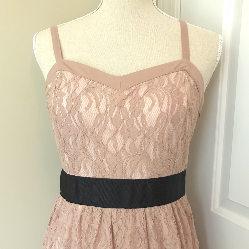 ELLE | Lace Dress - Picture 3 of 7