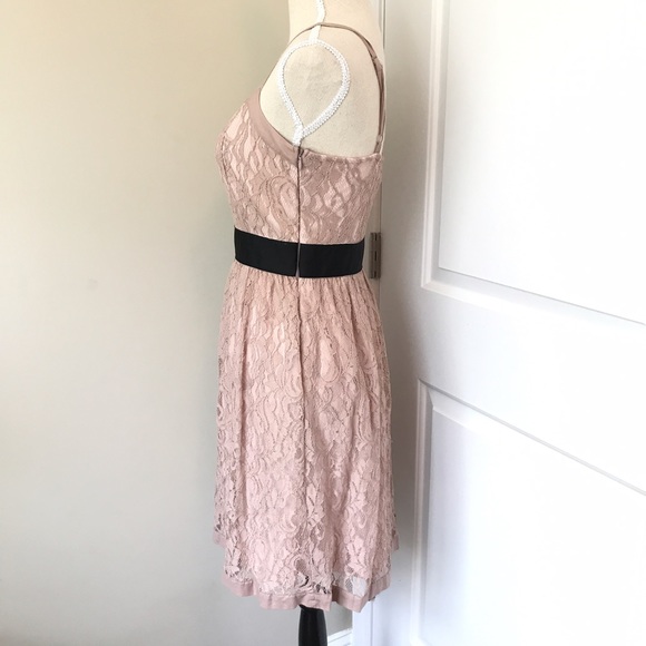 ELLE | Lace Dress - Picture 4 of 7