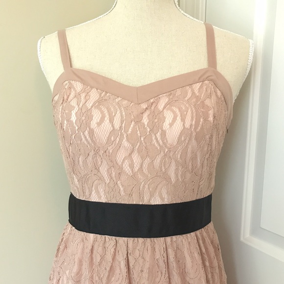 ELLE | Lace Dress - Picture 3 of 7