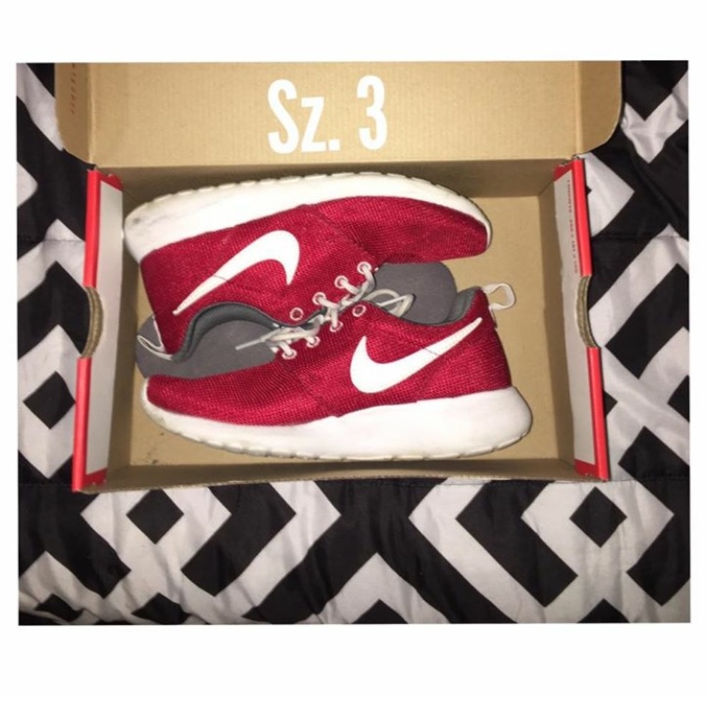 RED NIKE RUNNING SHOES