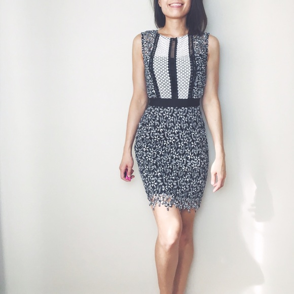 Flowerbomb lace crocheted dress - Picture 3 of 6