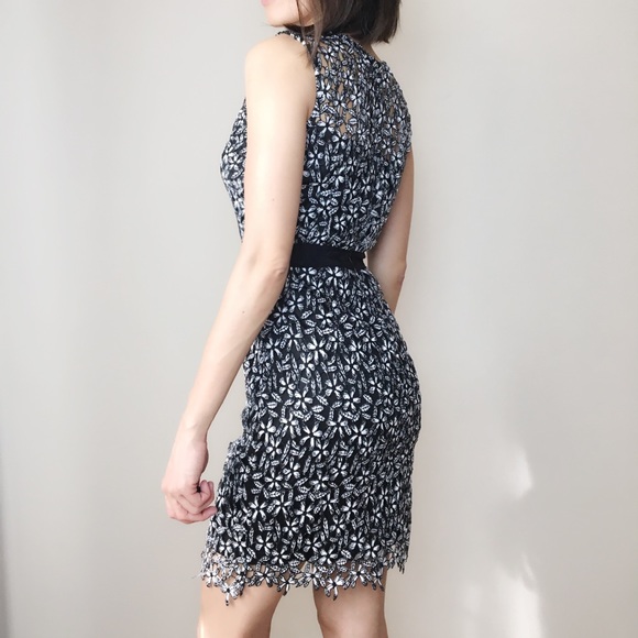 Flowerbomb lace crocheted dress - Picture 5 of 6