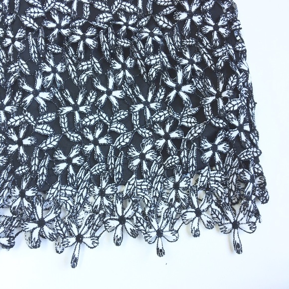 Flowerbomb lace crocheted dress - Picture 6 of 6