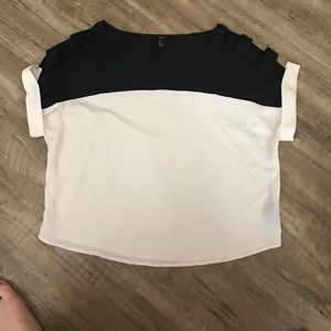 Black/white t-shirt blouse with cut-out sleeves