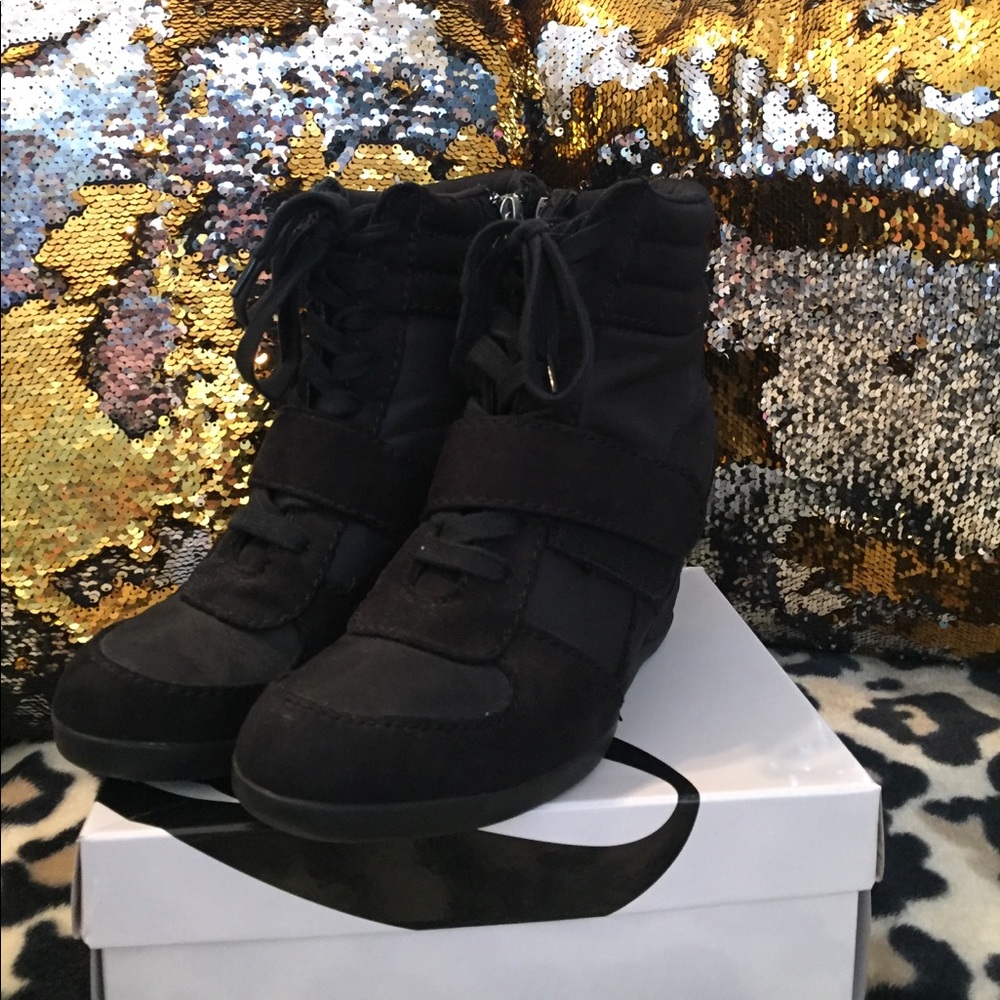 Simply Vera black wedge shoes