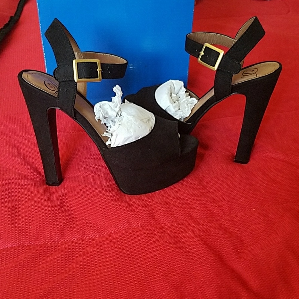 Delicious Black Platform Ankle Strap Sandal