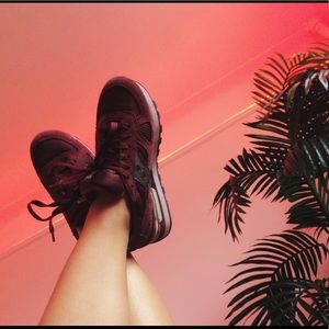 Saucony sneakers worn w love, maroon / white