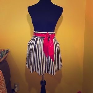 Striped pocket skirt.