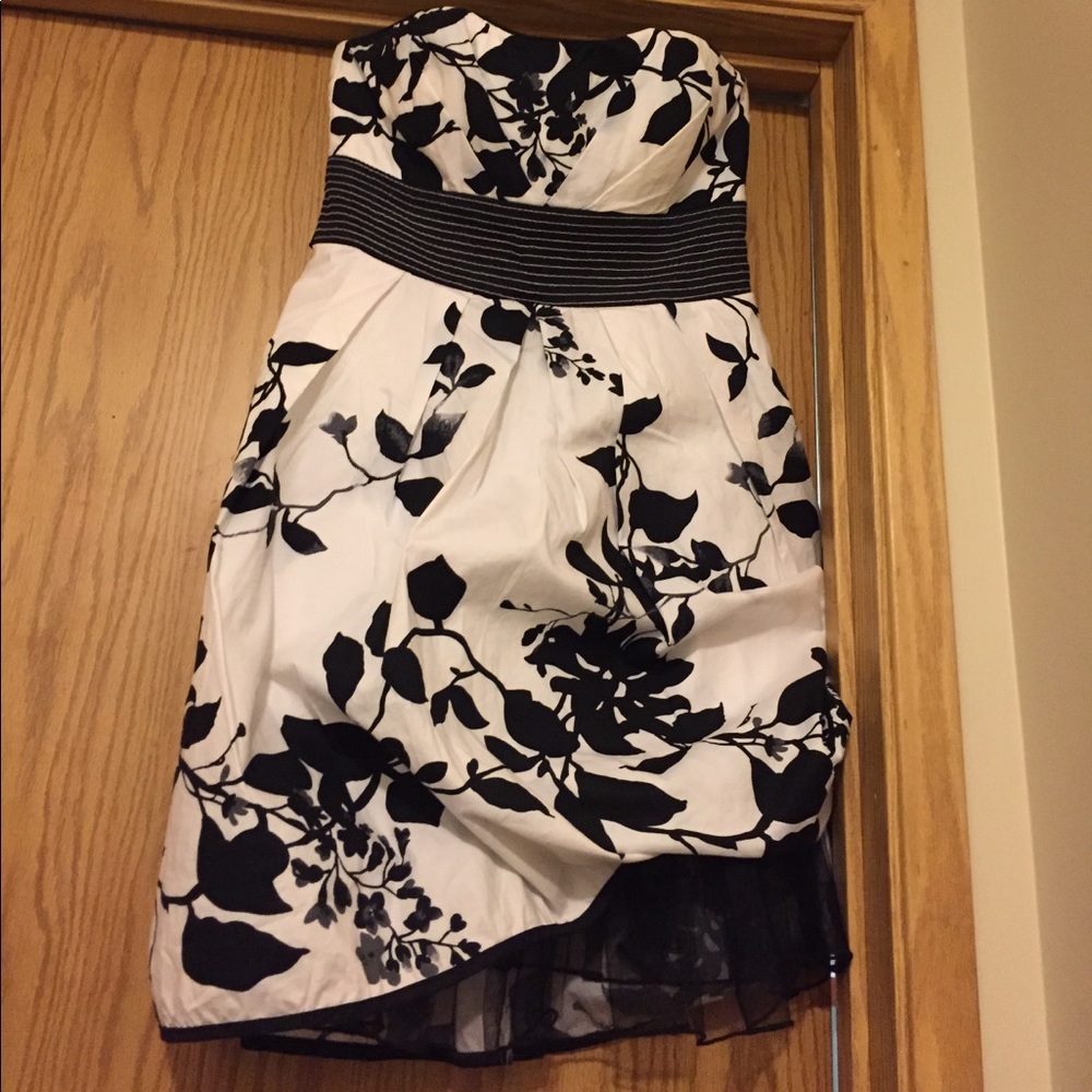 Strapless black&white dress with lace underskirt