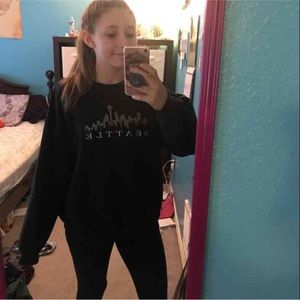 Seattle skyline crew neck